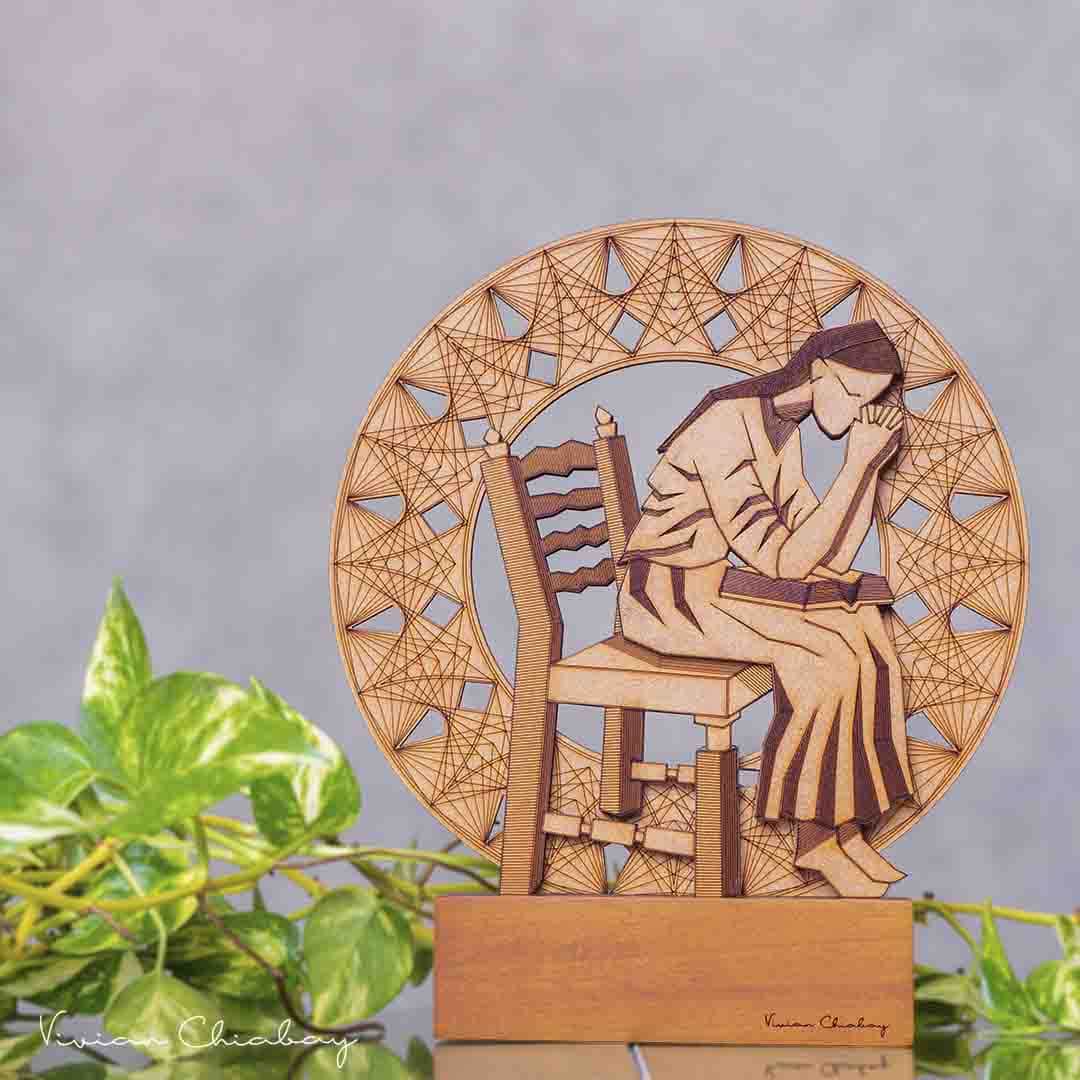 Mulher orando Troféu Mulher Orando