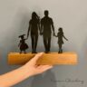 Troféu Silhueta Família Casal, Filha e Filha Bebê